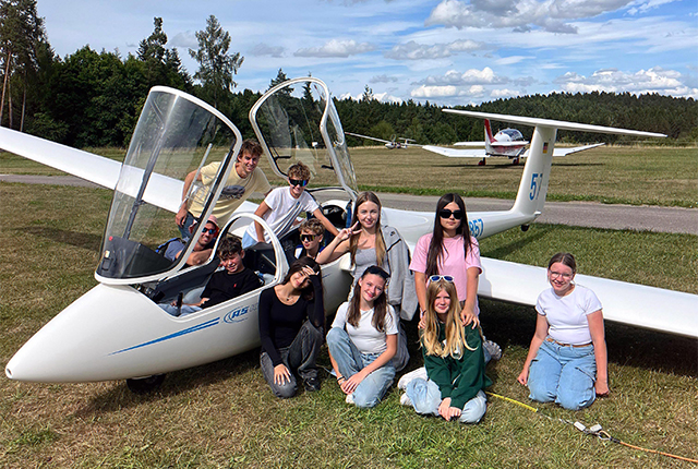 Die Schülerinnen und Schüler vor der ASK 21