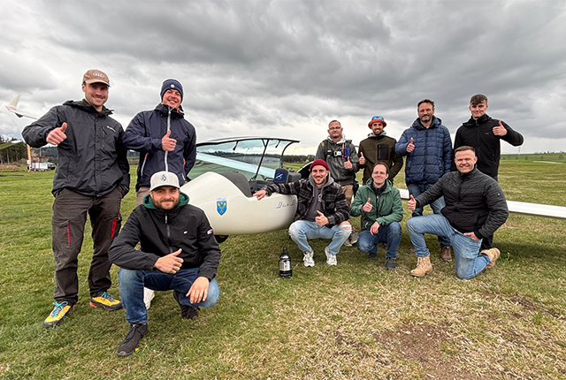 Die Teilnehmer und Fluglehrer des Schnupperfliegens